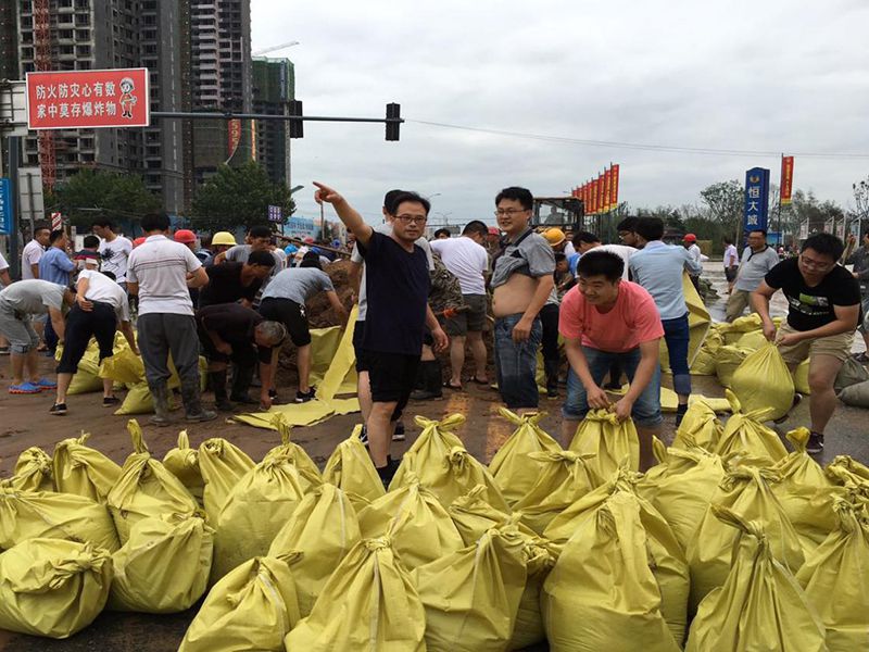 2016年7月20日，集團公司組織員工參與“安陽7·19特大洪水”搶險救災(zāi)工作。